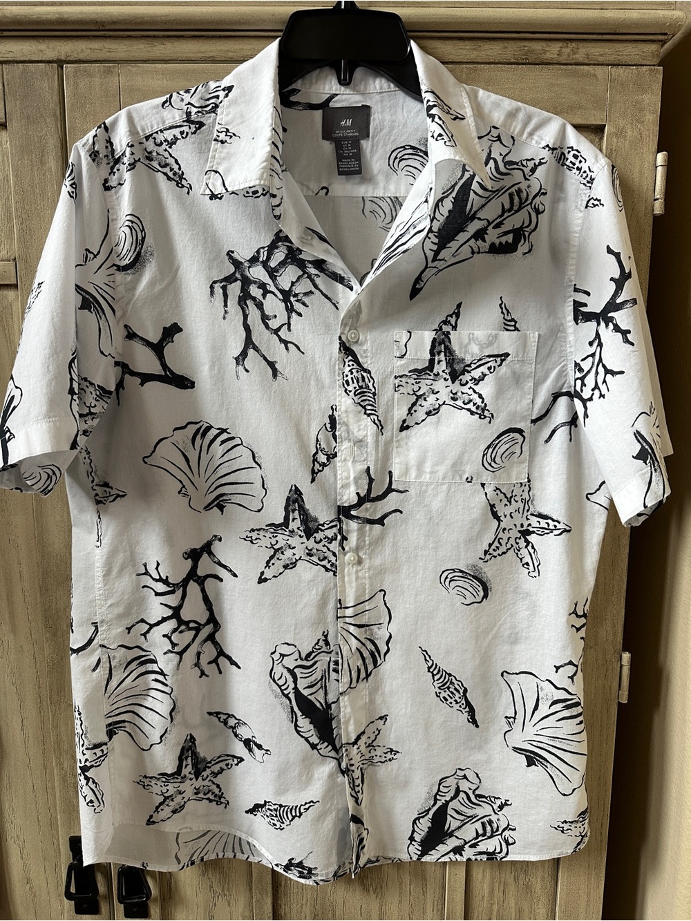 H&M Men’s Short Sleeve Button Down Shirt Medium M Seashell Starfish Beach Summer